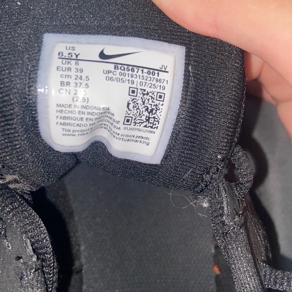 black nike shoes - Picture 2 of 2